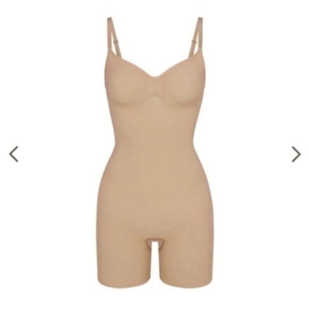 Skims SEAMLESS SCULPT MID THIGH BODYSUIT CLAY SMALL